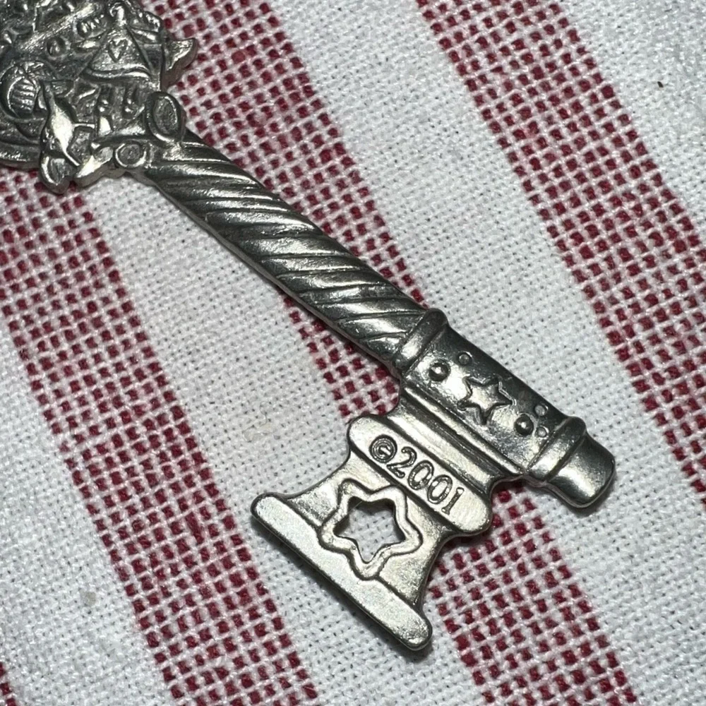 Longaberger 2001 Santa's Pewter Christmas Key Ornament